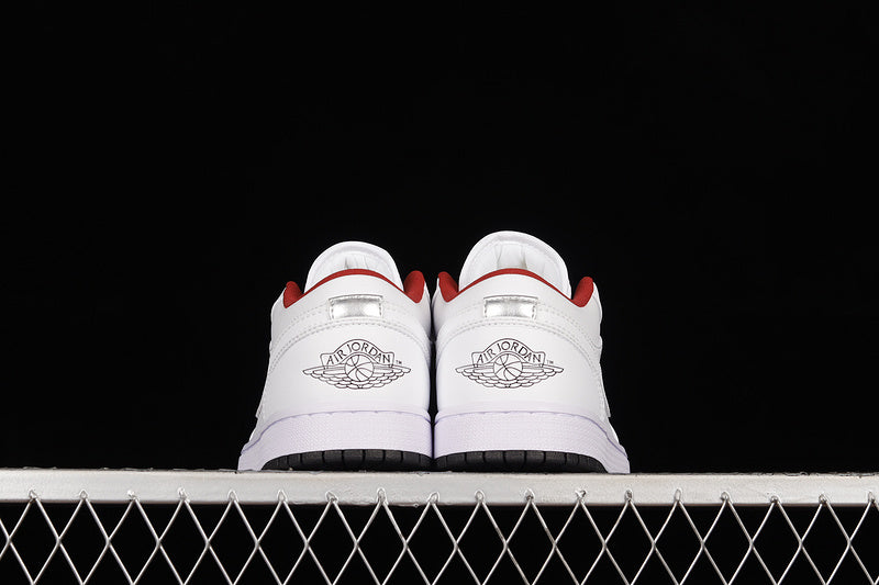 Jordan 1 Low
White Gym Red Black (GS)