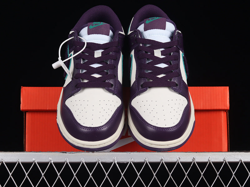 Nike Dunk Low
Chenille Swoosh Sail Grand Purple