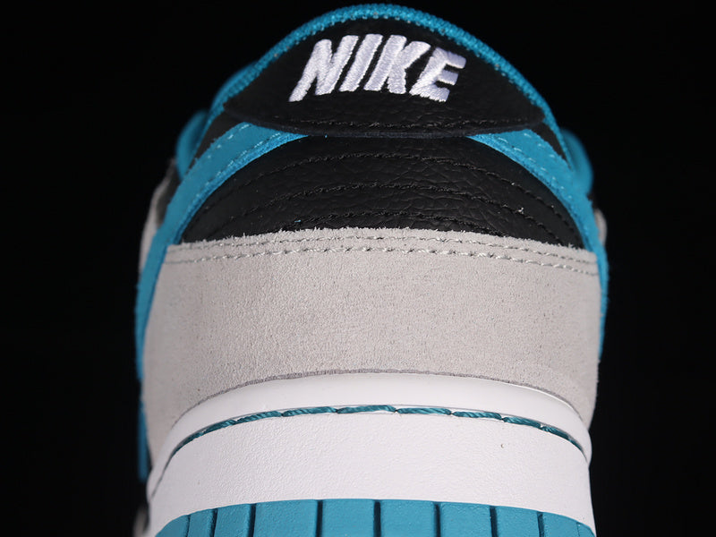 Nike SB Dunk Low
Chrome Ball Incident