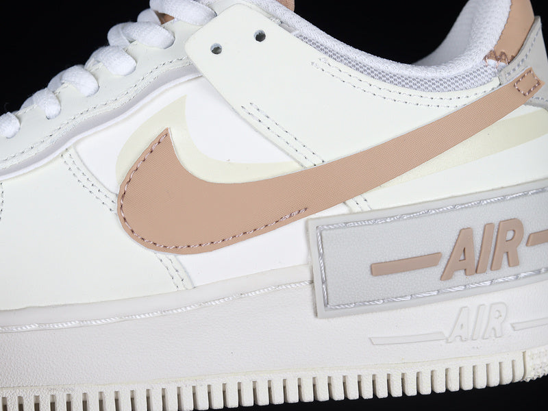 Nike Air Force 1 Low Shadow
Sail Fossil Light Bone