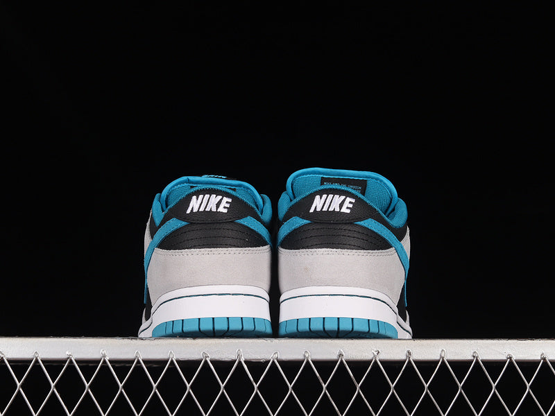 Nike SB Dunk Low
Chrome Ball Incident