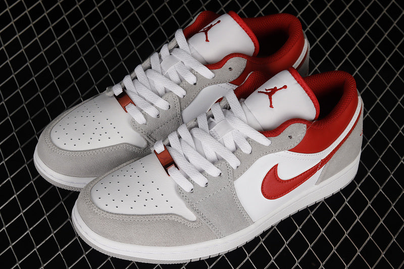 Jordan 1 Low SE
Light Smoke Grey Gym Red