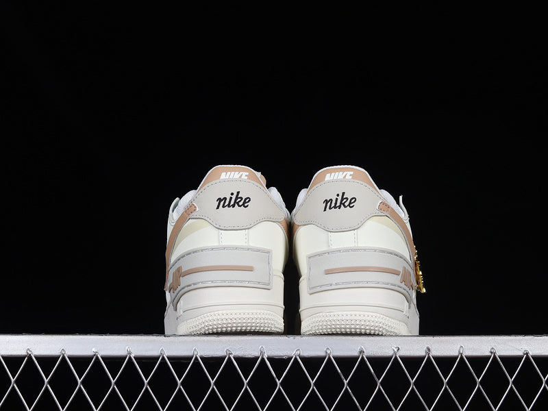 Nike Air Force 1 Low Shadow
Sail Fossil Light Bone