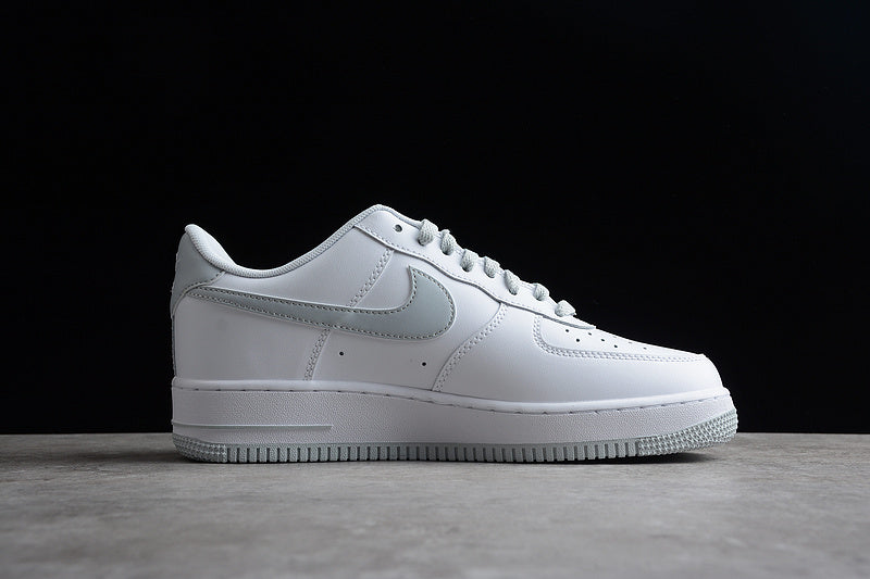 Nike Air Force 1 Low '07
White Pure Platinum