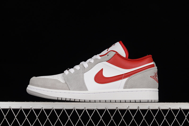 Jordan 1 Low SE
Light Smoke Grey Gym Red