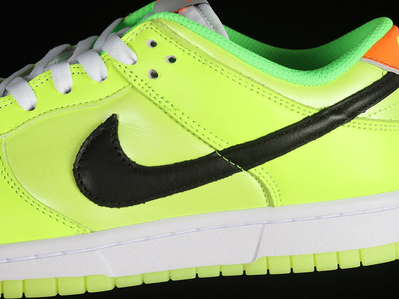 Nike Dunk Low SE
Splash Volt