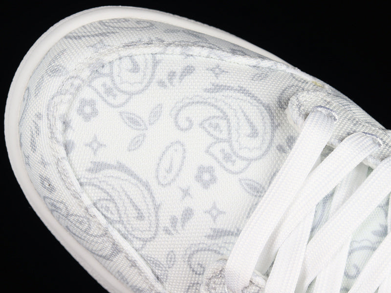 Nike Dunk Low
White Paisley