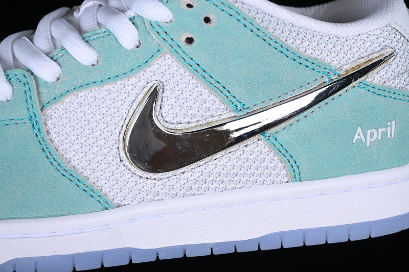 Nike SB Dunk Low
April Skateboards