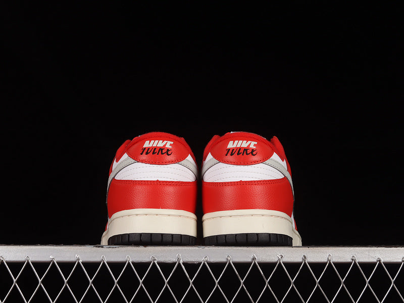 Nike Dunk Low
Chicago Split