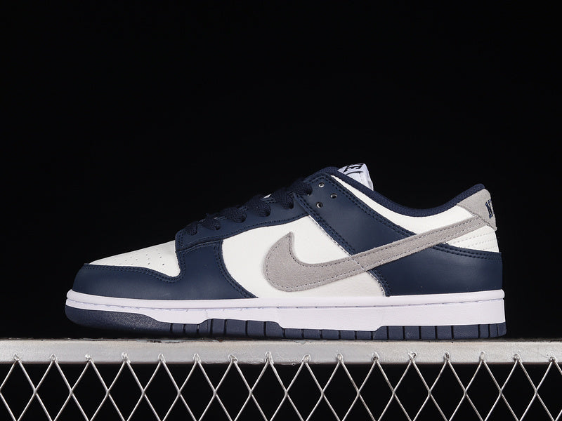 Nike Dunk Low
Summit White Midnight Navy