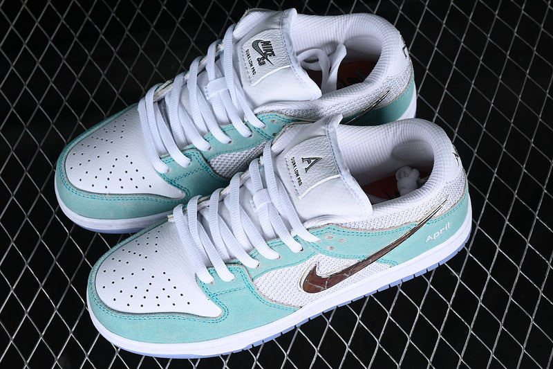 Nike SB Dunk Low
April Skateboards