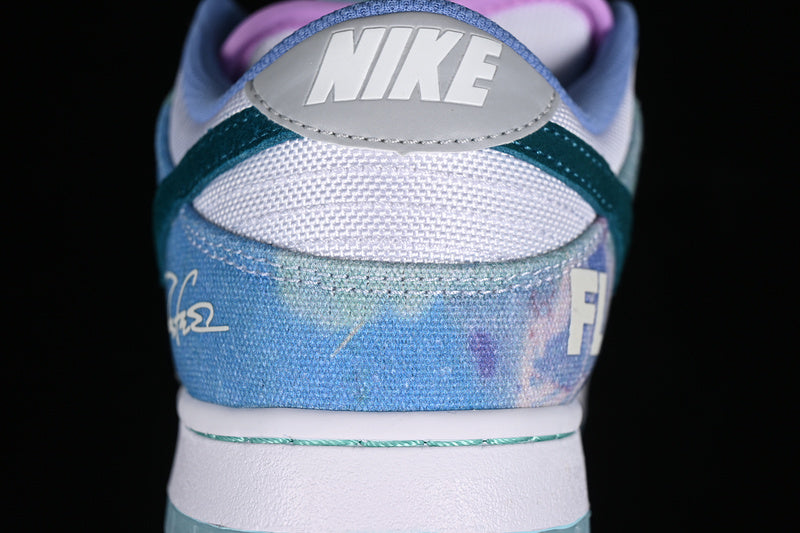 SB Dunk Low x Futura Laboratories