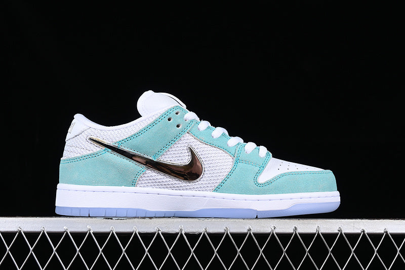 Nike SB Dunk Low
April Skateboards