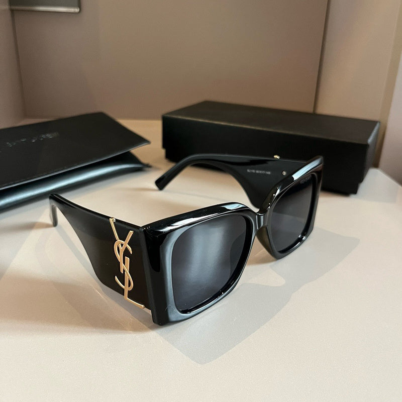 Saint Laurent Oversized Sunglasses
Black/Black (SL-M119-BLAZE-001)