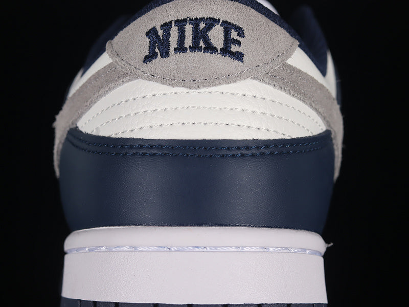 Nike Dunk Low
Summit White Midnight Navy