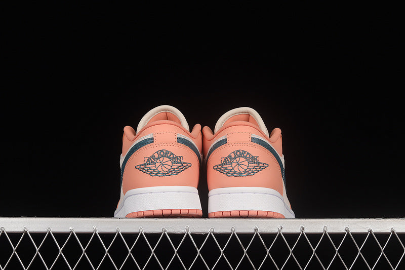 Jordan 1 Low
Light Madder Root