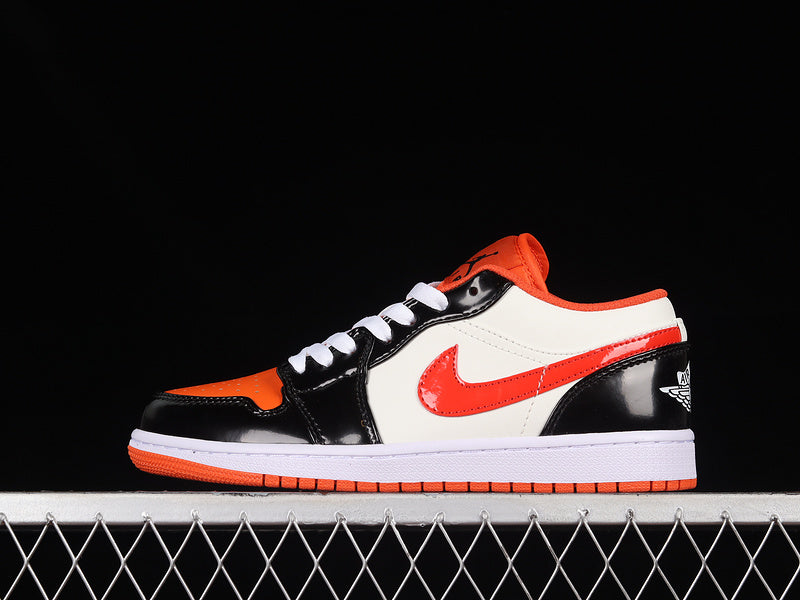 Jordan 1 Low
Halloween (2023) (GS)