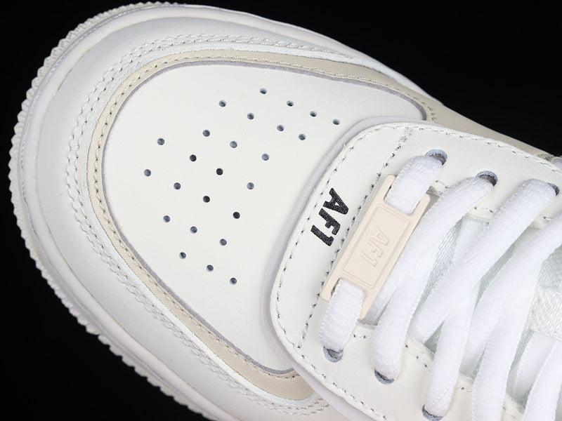 Nike Air Force 1 Low Shadow
Sail Fossil Light Bone