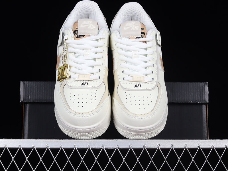 Nike Air Force 1 Low Shadow
Sail Fossil Light Bone