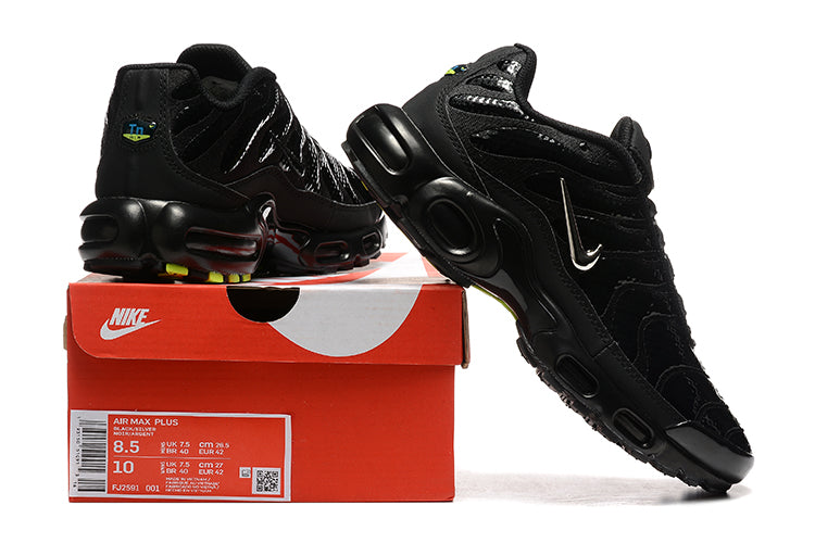 Nike Air Max Plus
Black Chrome