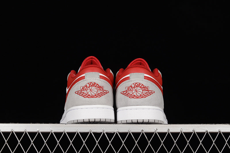 Jordan 1 Low SE
Light Smoke Grey Gym Red