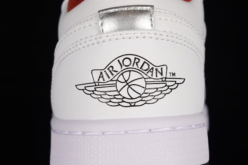 Jordan 1 Low
White Gym Red Black (GS)